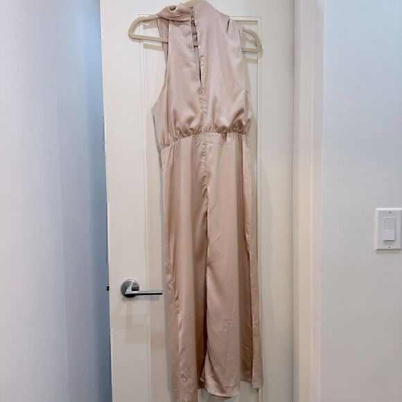 Elegant Sleeveless Cream Dress - Picture 4 of 8